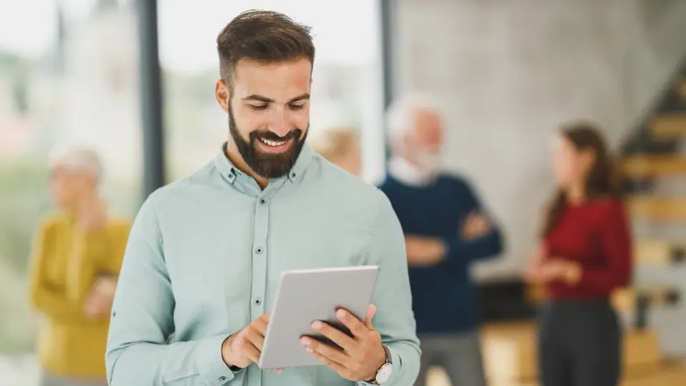 Ejecutivo revisando información en una tablet en la oficina